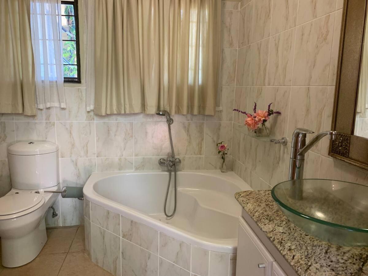 Mountain Rose Guesthouse Луис Трикард Екстериор снимка