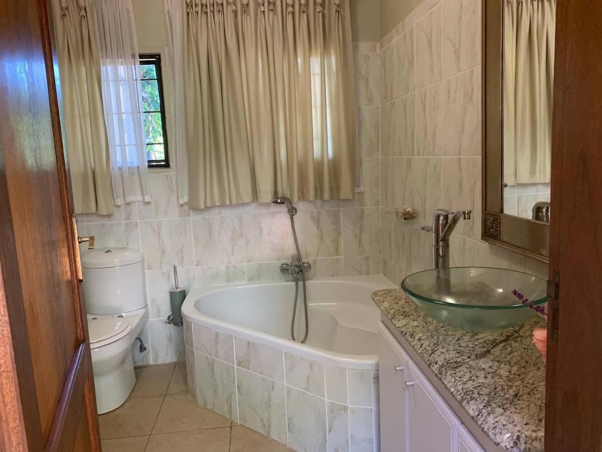 Mountain Rose Guesthouse Луис Трикард Екстериор снимка