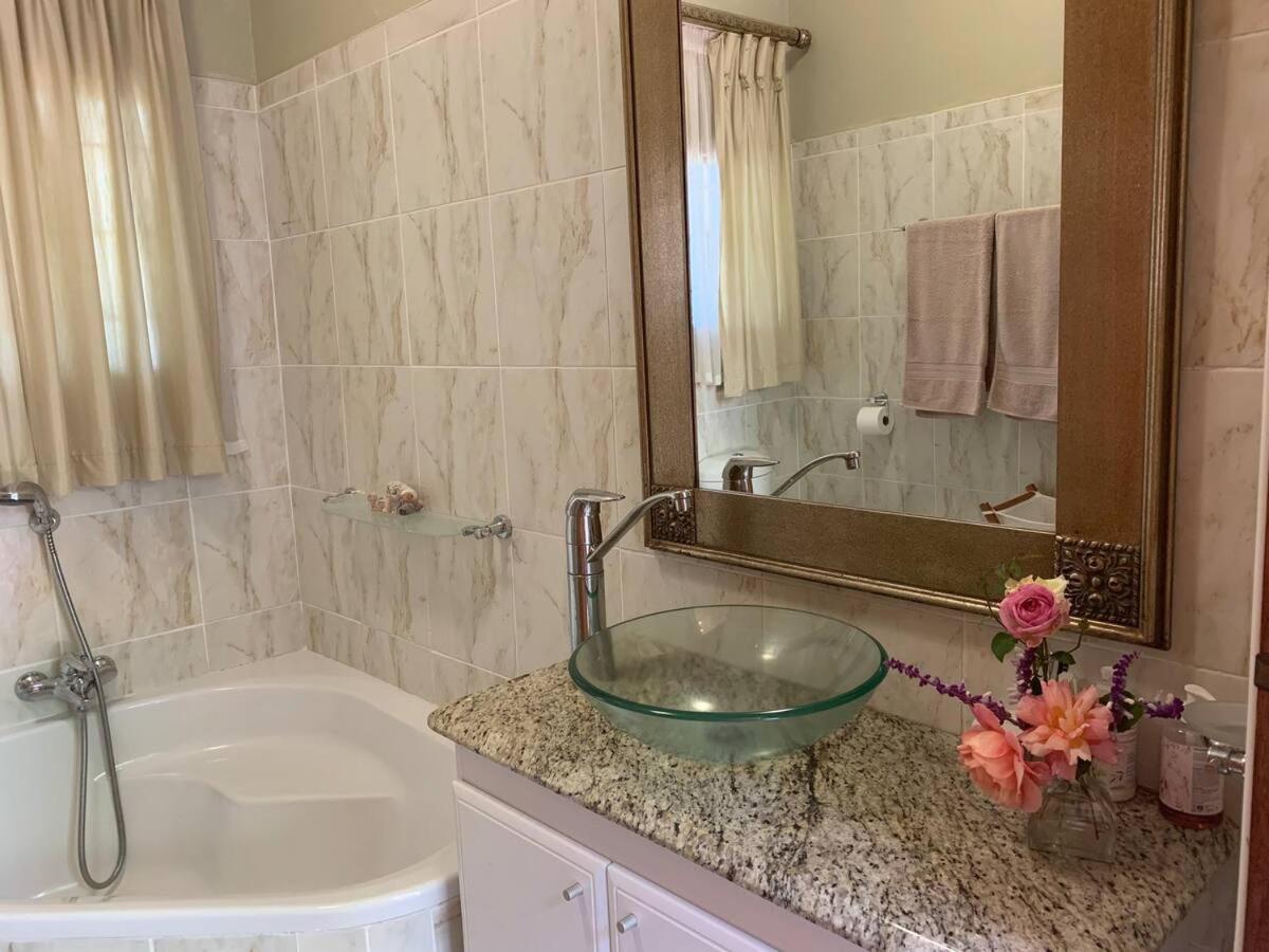 Mountain Rose Guesthouse Луис Трикард Екстериор снимка