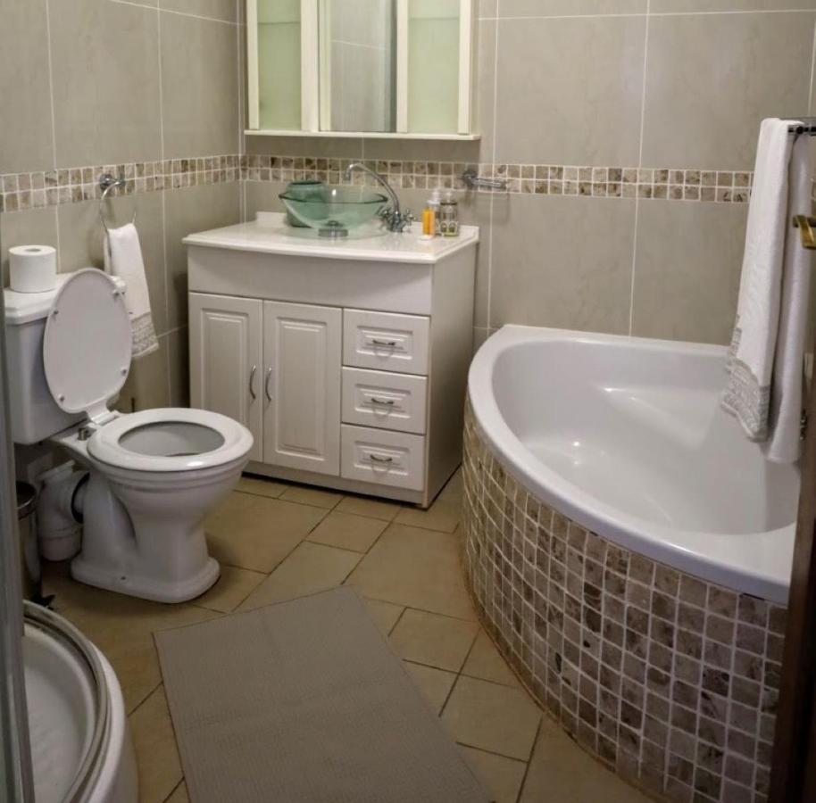 Mountain Rose Guesthouse Луис Трикард Екстериор снимка