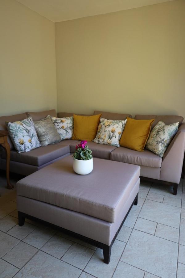 Mountain Rose Guesthouse Луис Трикард Екстериор снимка
